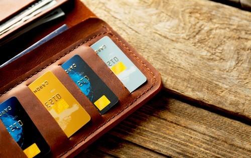 multiple-credit-cards-brown-wallet