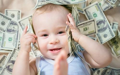 baby-playing-with-money