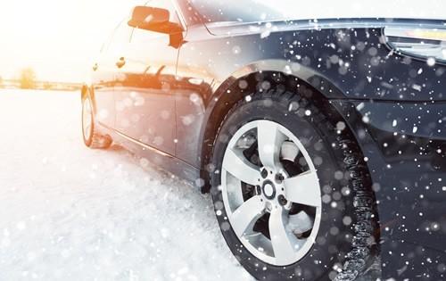 holiday-road-trip-car-snow