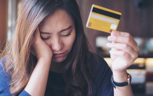 gold-credit-card-stress-woman