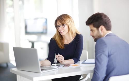 advisor-computer-man-woman-sitting