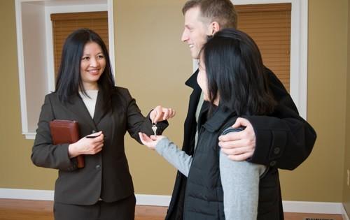 real-estate-agent-with-couple