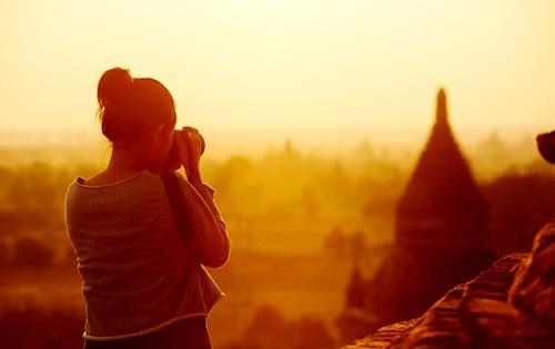 woman-travel-picture-temple