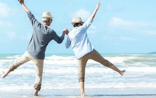 retirement-beach-couple