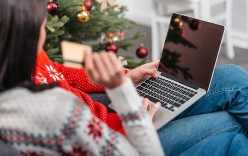 online-christmas-shopping-woman-credit-card-laptop